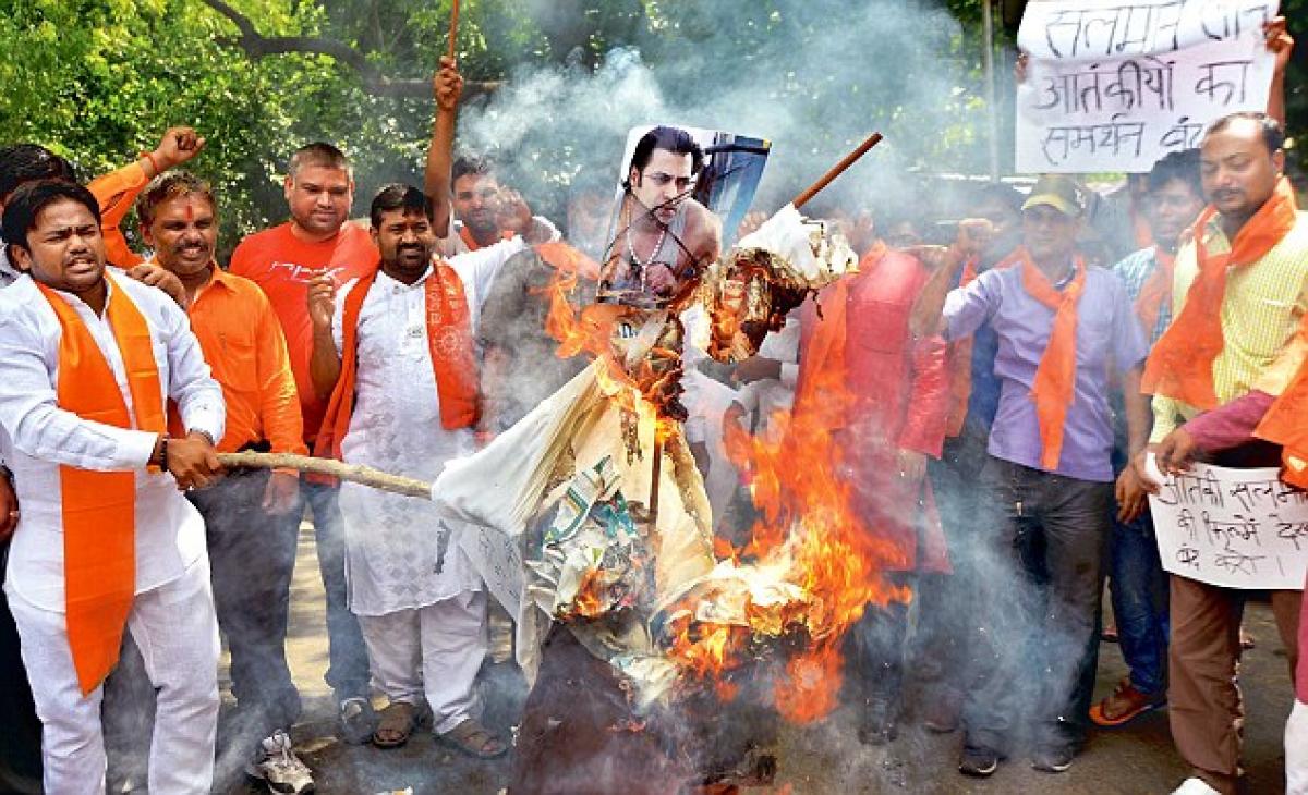 BJP supporters burn Salman Khans effigy